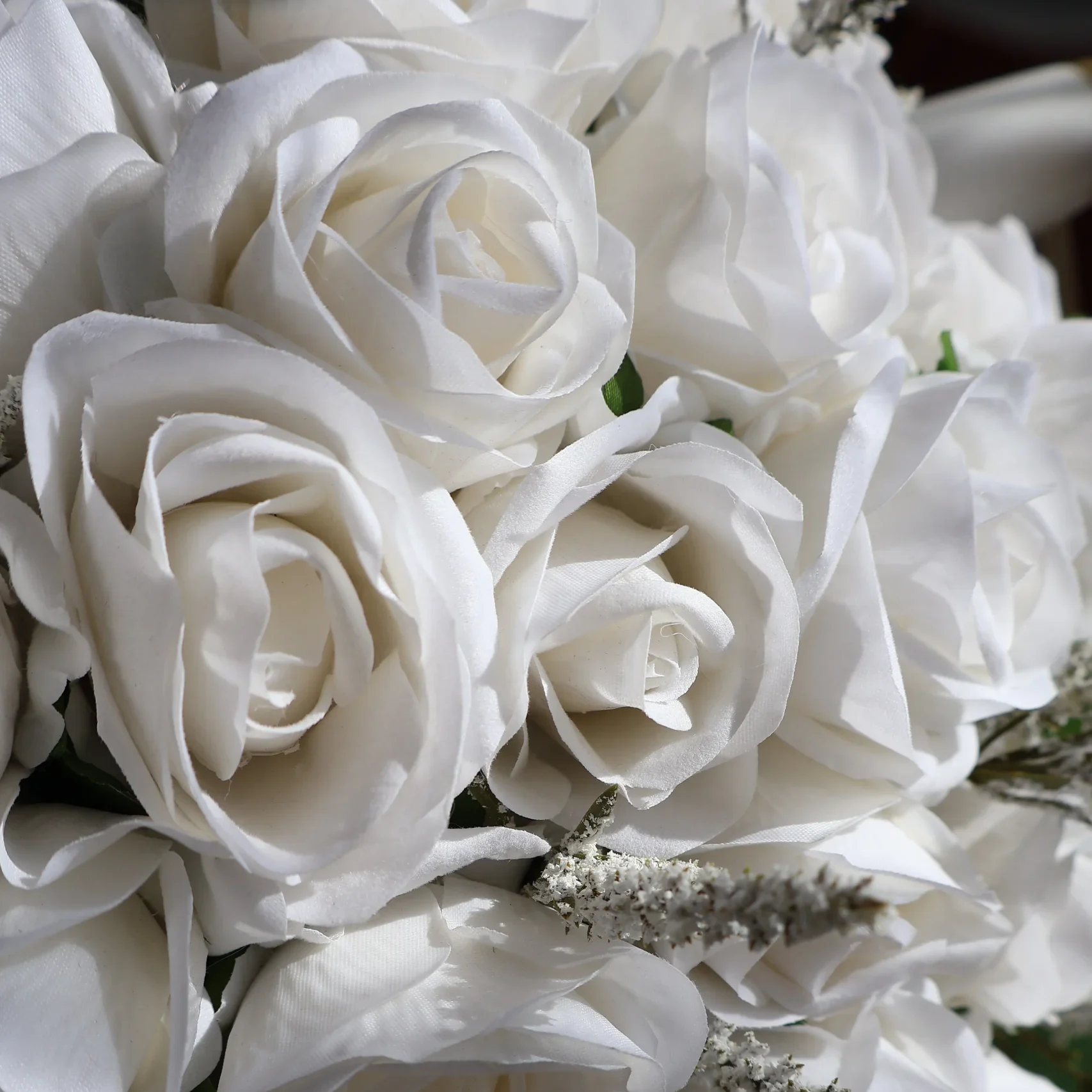 Beyaz güllerden hazırlanmış şık çiçek buketi – zarafet ve masumiyetin simgesi