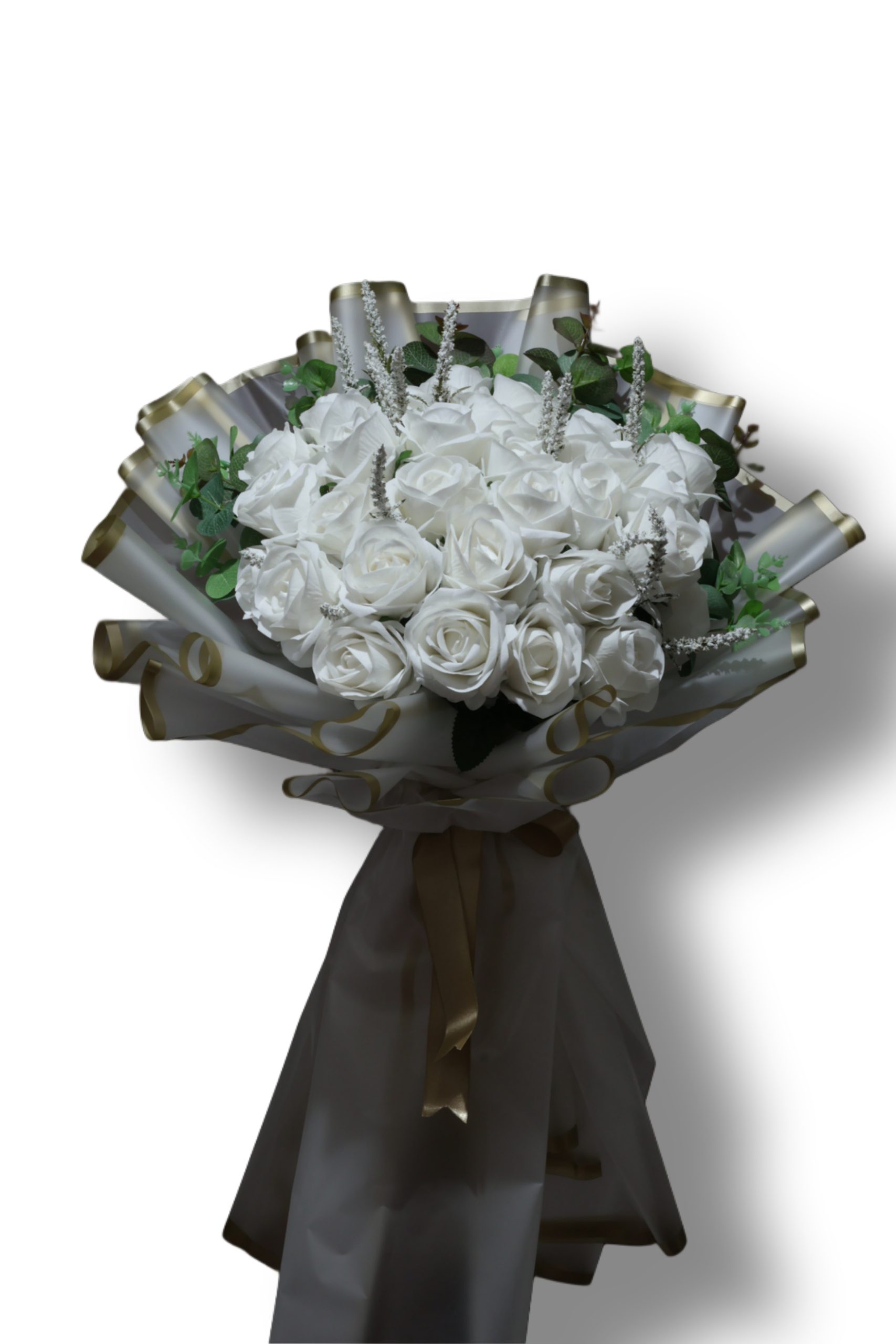 30 adet beyaz gül buketi – zarif altın detaylı ambalajlı yapay gül aranjmanı