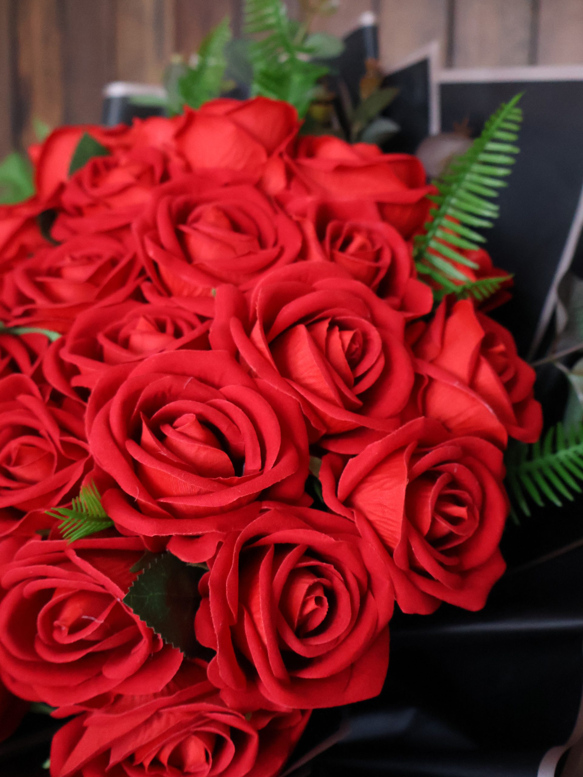 Kırmızı gül buketi – yapay gül aranjmanı, romantik çiçek tasarımı