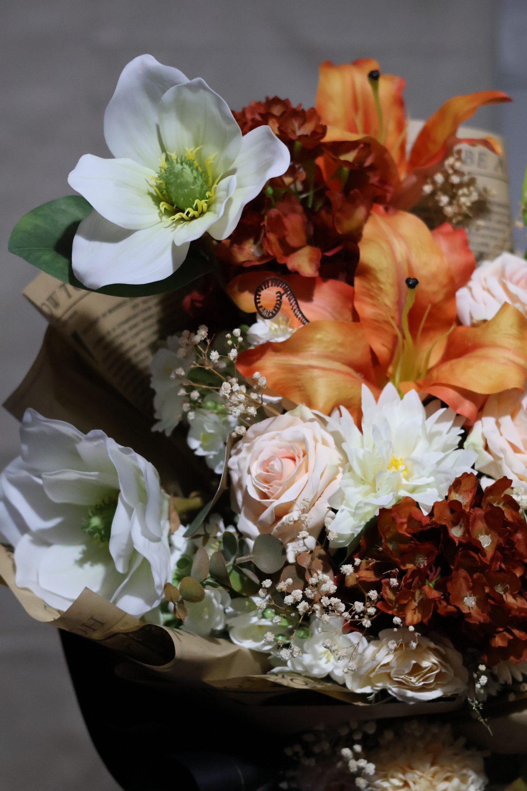 Turuncu lilyum, beyaz şakayık ve gül aranjmanı ile sonbahar temalı yapay çiçek buketi